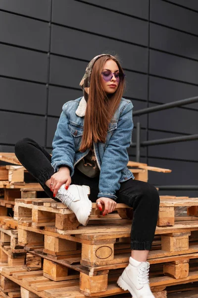 Cool Joven Mujer Hipster Con Estilo Ropa Juvenil Casual Moda — Foto de Stock