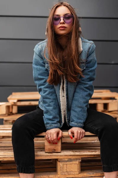 Coole Amerikanische Junge Hipsterfrau Trendiger Lässiger Jugendkleidung Mit Stylischer Lila — Stockfoto