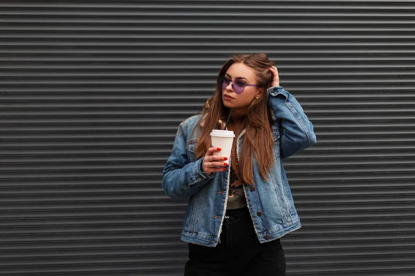 Fashionabla Moderna Unga Hipster Kvinna Snygga Ungdomar Jeans Kläder Trendiga — Stockfoto