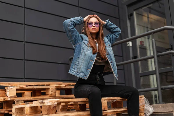 Mujer Hipster Joven Bastante Elegante Gafas Moda Púrpura Chaqueta Vaquera — Foto de Stock