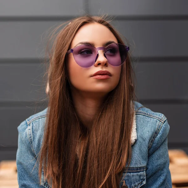 Portrait Mode Jeune Femme Aux Cheveux Longs Avec Des Lèvres — Photo