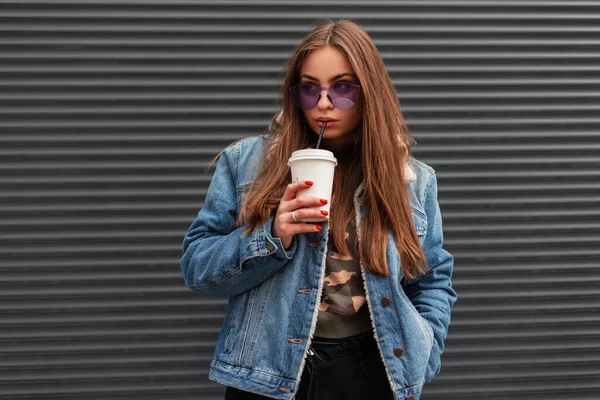 Moderna Mujer Hipster Joven Bastante Moda Elegantes Gafas Violetas Con — Foto de Stock