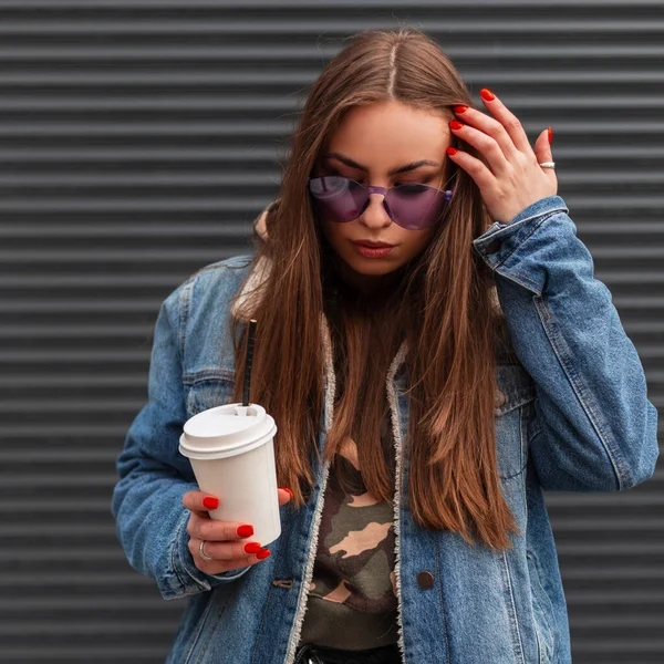 Amerikanische Junge Hipsterfrau Stylischer Glamouröser Lila Brille Trendiger Blauer Jeansjacke — Stockfoto