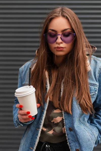 Elegante Retrato Hipster Mujer Joven Bonita Gafas Púrpura Moda Una — Foto de Stock