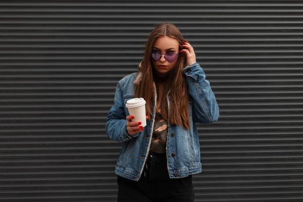 Moderna Mujer Hipster Bastante Joven Chaqueta Azul Denim Moda Gafas — Foto de Stock