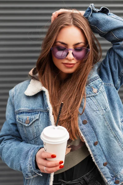 Mujer Hipster Bastante Joven Gafas Glamorosas Elegantes Color Púrpura Chaqueta — Foto de Stock