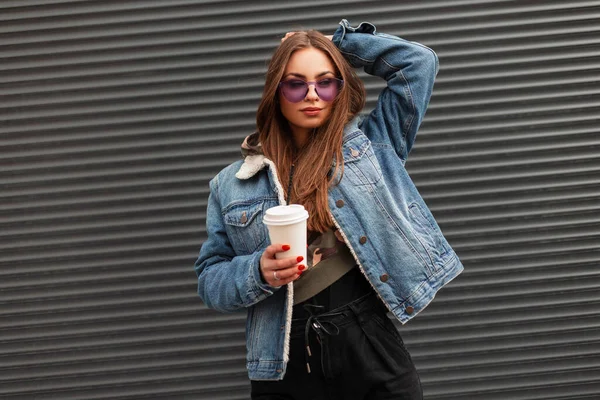 Europeu Bonito Jovem Hipster Mulher Moda Jaqueta Azul Jeans Óculos — Fotografia de Stock