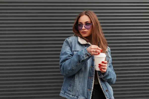 Europäische Niedliche Junge Hipster Frau Modischer Jeansjacke Trendigen Lila Gläsern — Stockfoto