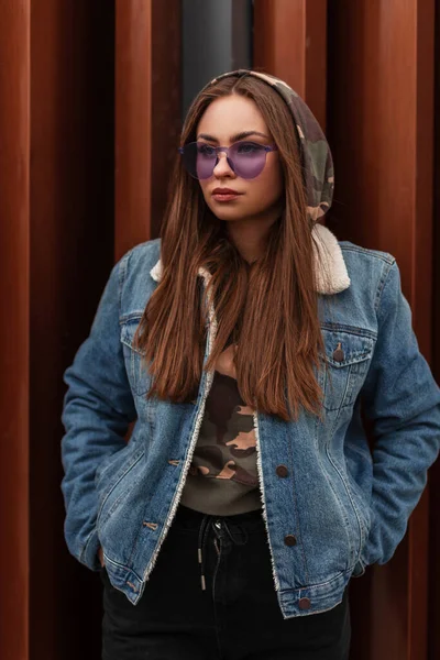 Glamourös Schöne Junge Hipsterfrau Mit Trendiger Lila Brille Überdimensionaler Blauer — Stockfoto
