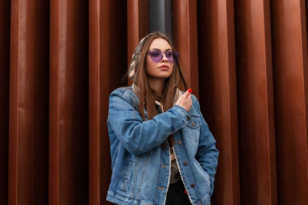 Modelmodel Junge Hipsterfrau Mit Trendiger Lila Brille Überdimensionaler Blauer Jeansjacke — Stockfoto