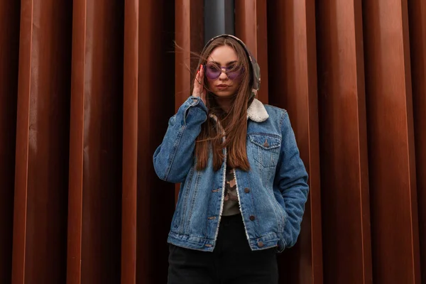 Mujer Hipster Joven Europea Urbana Chaqueta Mezclilla Azul Juvenil Gafas — Foto de Stock