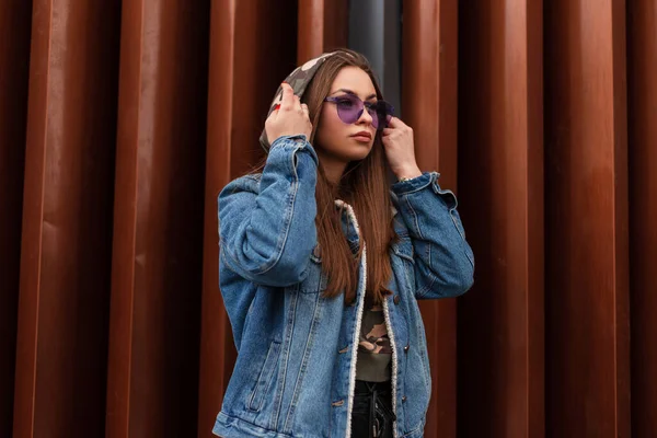 Uma Jovem Hipster Urbana Veste Capuz Modelo Menina Bonita Casaco — Fotografia de Stock