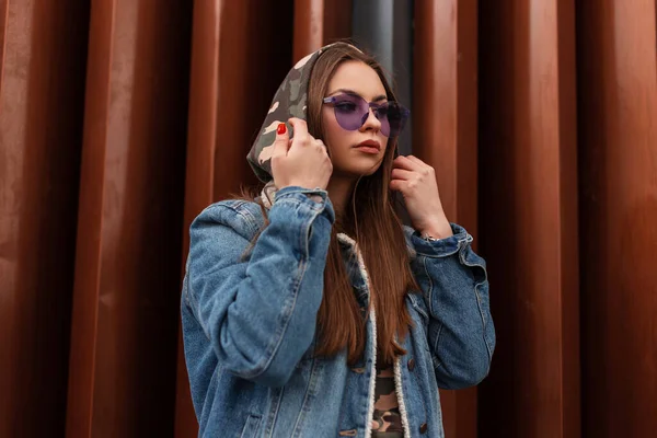 Hübsche Amerikanische Junge Hipsterfrau Stylischer Blauer Jeansjacke Mit Lila Trendiger — Stockfoto