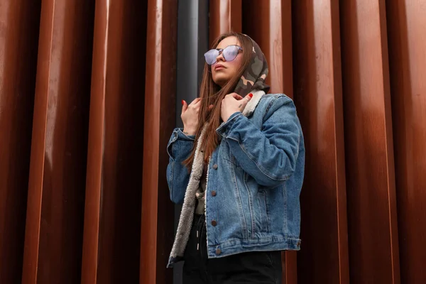 Modelo Moda Joven Hermosa Mujer Una Chaqueta Mezclilla Azul Gran — Foto de Stock