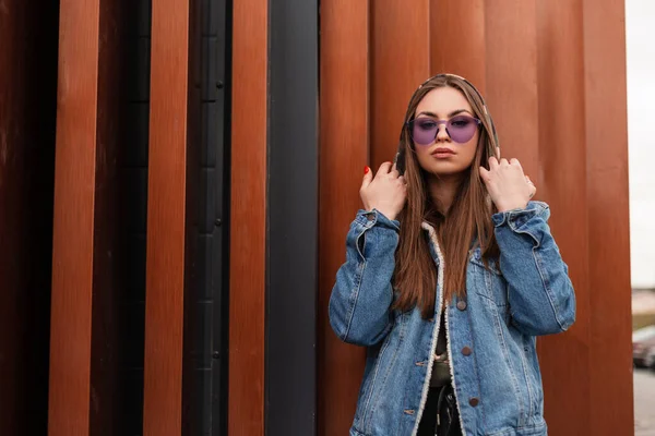 Mujer Joven Atractiva Moderna Elegante Chaqueta Mezclilla Azul Con Capucha — Foto de Stock