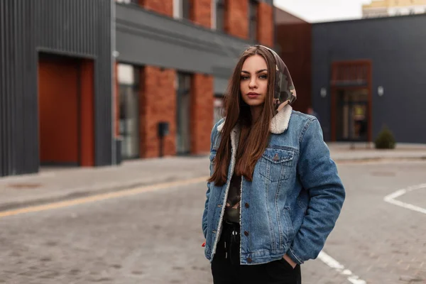 Joven Mujer Moda Bastante Urbana Chaqueta Mezclilla Azul Juventud Posa — Foto de Stock