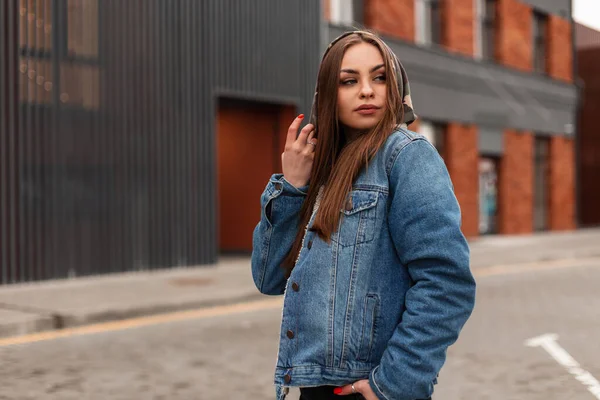 Das Amerikanische Modell Einer Jungen Hübschen Hipsterfrau Stylischer Jeansjacke Spaziert — Stockfoto