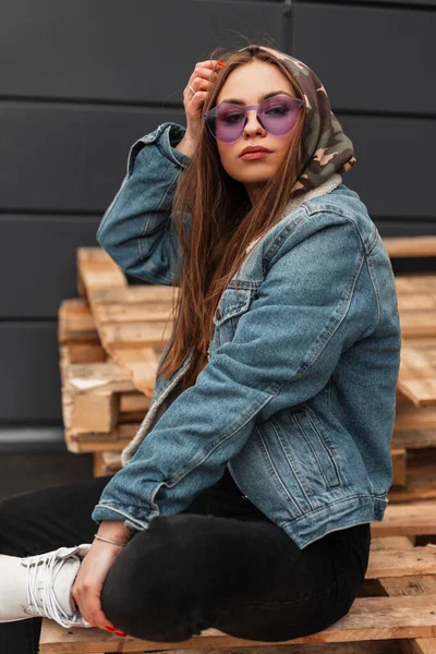 Дивна Молода Жінка Фіолетових Окулярах Стильному Одязі Ставить Військовий Каптур — стокове фото