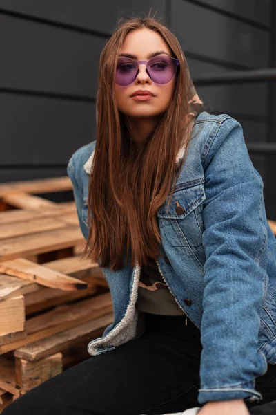 Módní Portrét Mladé Ženy Hipster Vinobraní Fialové Brýle Stylové Modré — Stock fotografie