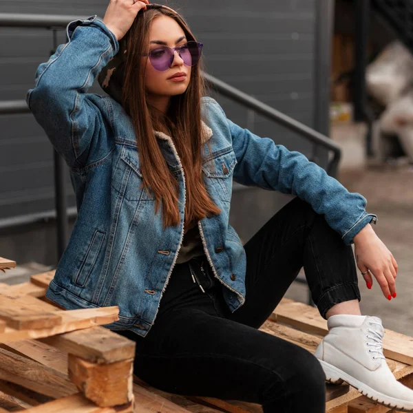 Glamouröse Stylische Junge Hipster Frau Trendigen Jeans Klamotten Violetten Modischen — Stockfoto