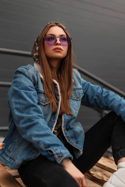 Sexy Amerikanische Junge Hipsterfrau Mit Stylischer Lila Brille Einer Jugendblauen — Stockfoto