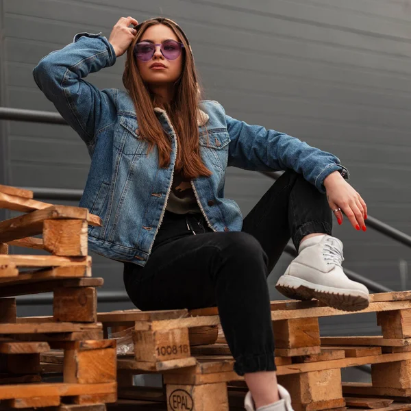 Modemodell Junge Frau Stylischer Jeanskleidung Mit Modischer Lila Brille Ledernen — Stockfoto