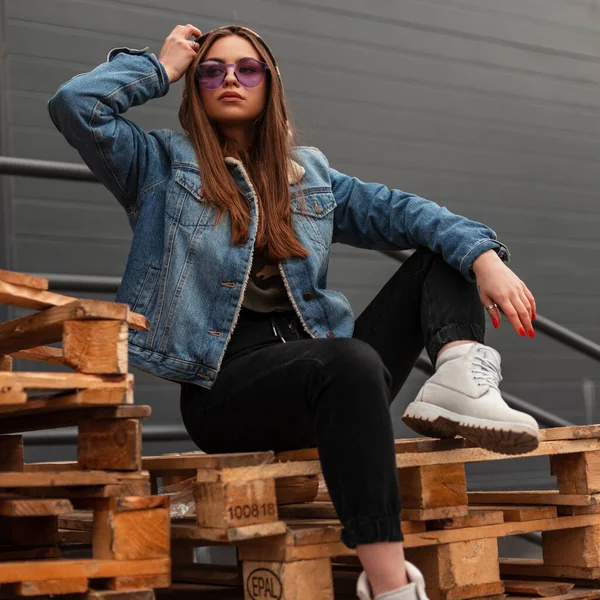 Moda Modelo Jovem Mulher Roupas Ganga Elegantes Óculos Roxos Moda — Fotografia de Stock