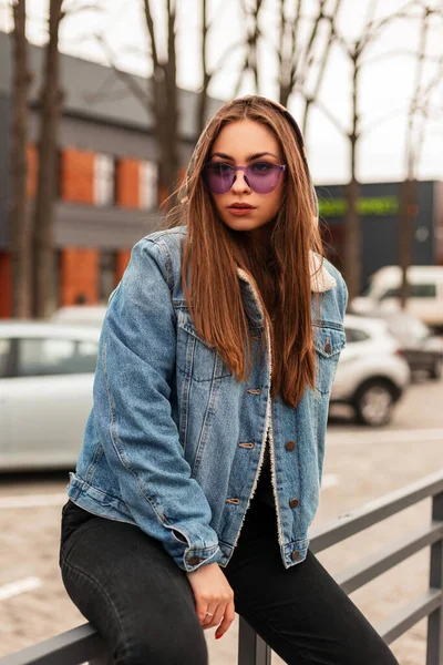 Hübsche Junge Stylische Schöne Hipsterfrau Mit Glamouröser Lila Brille Modischer — Stockfoto