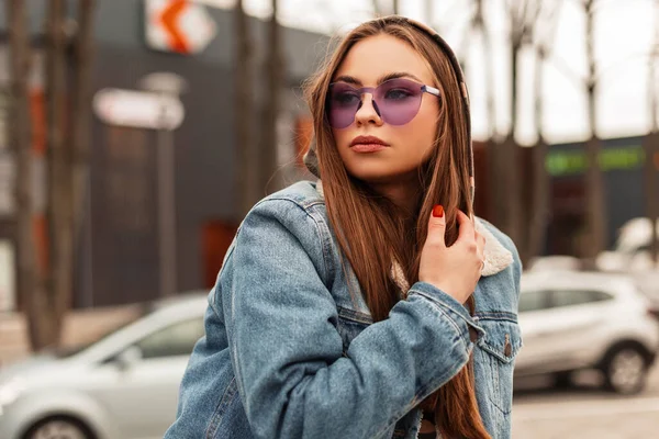 Retrato Sexy Mujer Joven Moderna Hipster Gafas Púrpura Moda Una — Foto de Stock