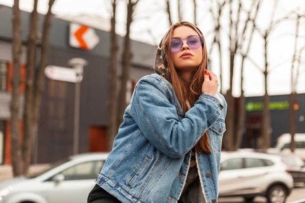 Mode Modell Ung Hipster Kvinna Trendiga Lila Glasögon Fashionabla Överdimensionerade — Stockfoto