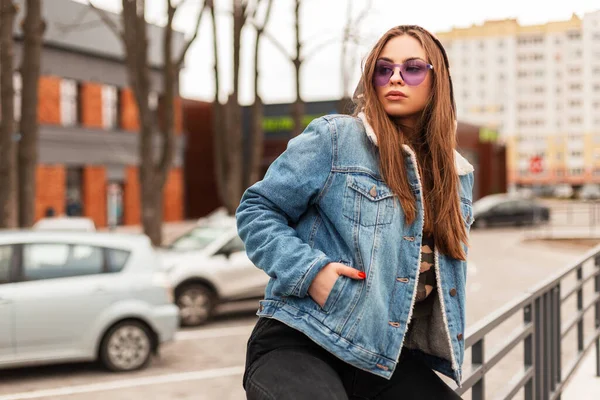 Attraktiv Ung Hipster Kvinna Snygga Lila Glasögon Militär Huva Fashionabla — Stockfoto