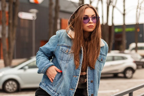 Glamourös Schöne Junge Hipsterfrau Mit Trendiger Lila Brille Überdimensionaler Blauer — Stockfoto