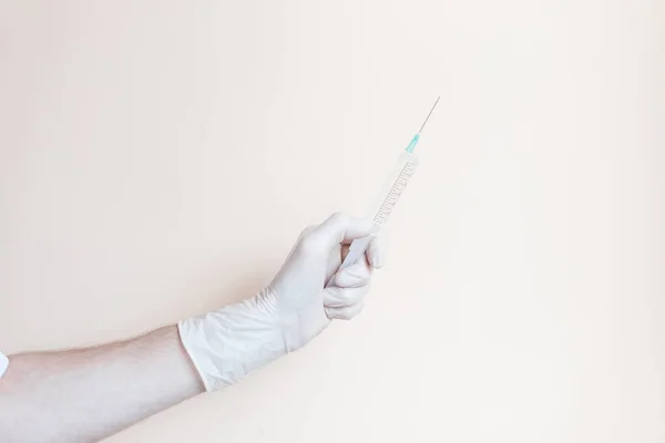 Dottore Con Una Siringa Sfondo Bianco Concetto Sanitario Vaccino Virale — Foto Stock