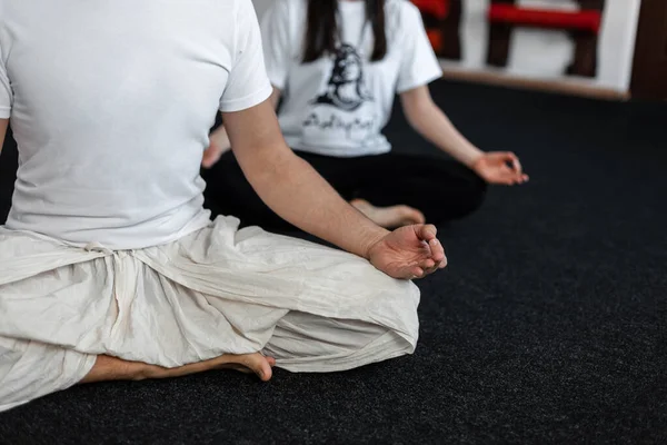 Pareja Profesional Joven Hombre Mujer Haciendo Yoga Gimnasio Primer Plano —  Fotos de Stock