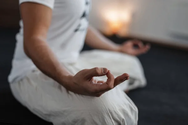 Hombre Joven Entrenador Haciendo Yoga Interior Primer Plano — Foto de Stock