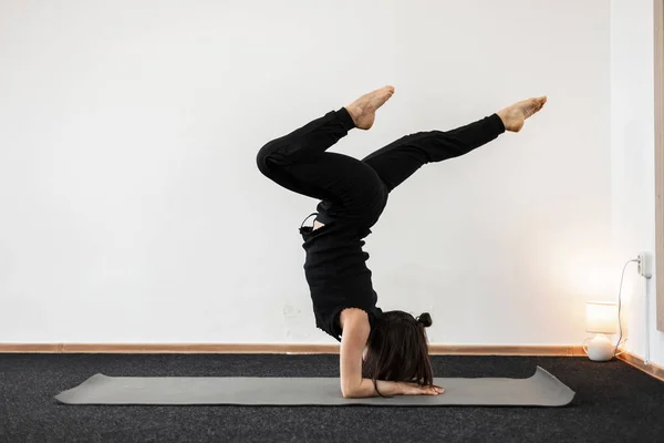 若い女性はフィットネスルームでバランスを保ちます Girl Standing Yoga Pose — ストック写真