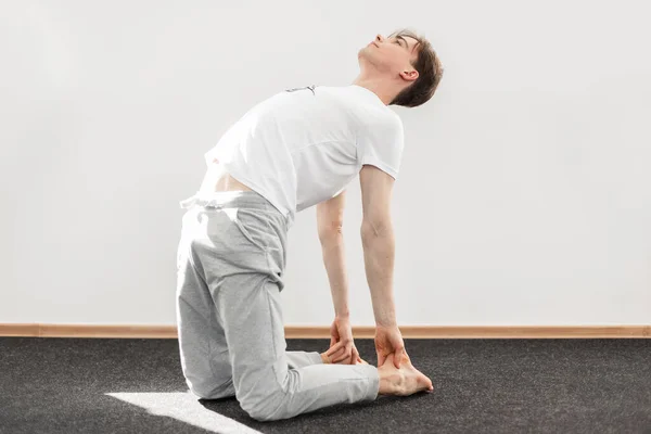 Ung Man Tränare Praktiserar Yoga Gym Sportig Kille Stretchar Friska — Stockfoto