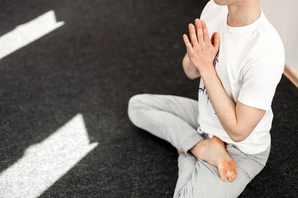 Junger Professioneller Mann Meditiert Drinnen Gesunder Lebensstil Yoga Zeit Entspannen — Stockfoto