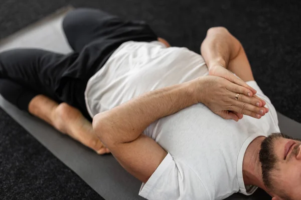 Stüdyoda Yoga Yapan Profesyonel Bir Genç Meditasyon Rahatlama Spor Sağlıklı — Stok fotoğraf