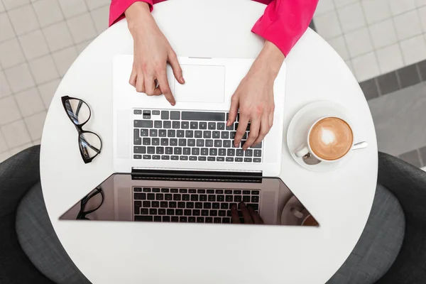 Mulher Freelancer Bem Sucedida Jaqueta Rosa Está Digitando Laptop Sentado — Fotografia de Stock