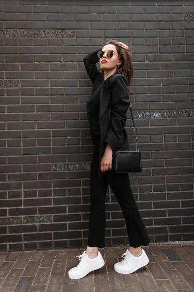 Jeune Femme Élégante Dans Une Longue Veste Noire Mode Jean — Photo