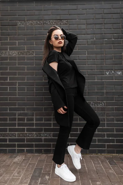 Mujer Joven Moderna Americana Traje Negro Moda Gafas Sol Con —  Fotos de Stock