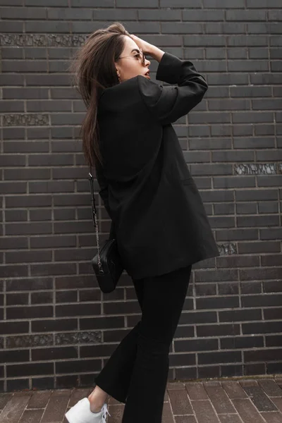 Довольно Стильная Молодая Женщина Модной Черной Одежде Белых Кроссовках Кожаной — стоковое фото
