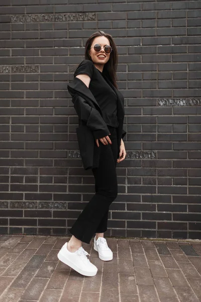 Moderne Jonge Vrouw Modieuze Zwarte Blazer Fashion Shirt Stijlvolle Jeans — Stockfoto
