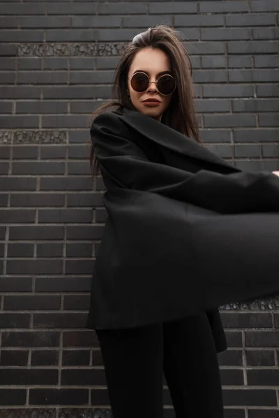 Mode Modell Komiskt Ung Snygg Kvinna Trendiga Solglasögon Jacka Jeans — Stockfoto