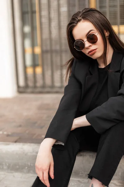 Mujer Joven Moderna Blazer Moda Camiseta Elegante Sentarse Ciudad Elegante — Foto de Stock