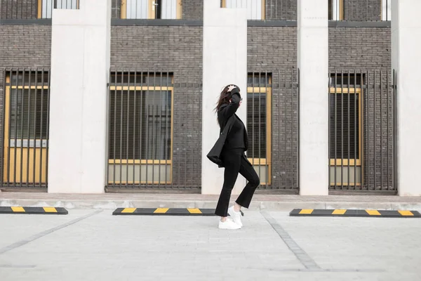 Modieuze Mooie Jonge Vrouw Stijlvolle Zwarte Outfit Trendy Lederen Witte — Stockfoto