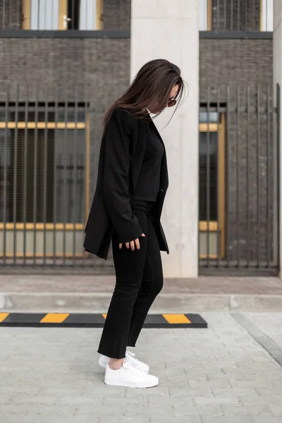 Jeune Femme Mode Noir Jeunes Vêtements Décontractés Dresse Près Bâtiment — Photo