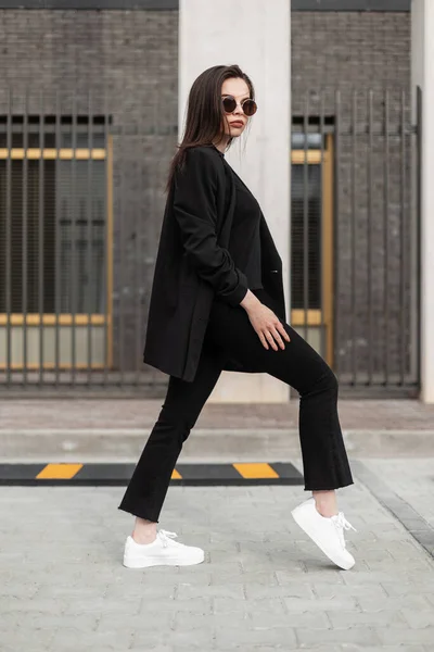 Mujer Con Estilo Moda Chaqueta Larga Con Estilo Pantalones Mezclilla —  Fotos de Stock