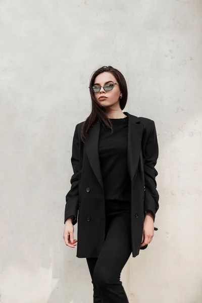 Fashion Model Prachtige Jonge Vrouw Koele Spiegel Zonnebril Modieuze Zwarte — Stockfoto